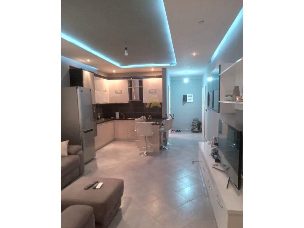 APARTAMENT ME QERA 2+1+2 TUALETE 50.000LEKE - UNAZE E RE, PRANE LOKAL ARTISTI, NE PALLAT TE RI,