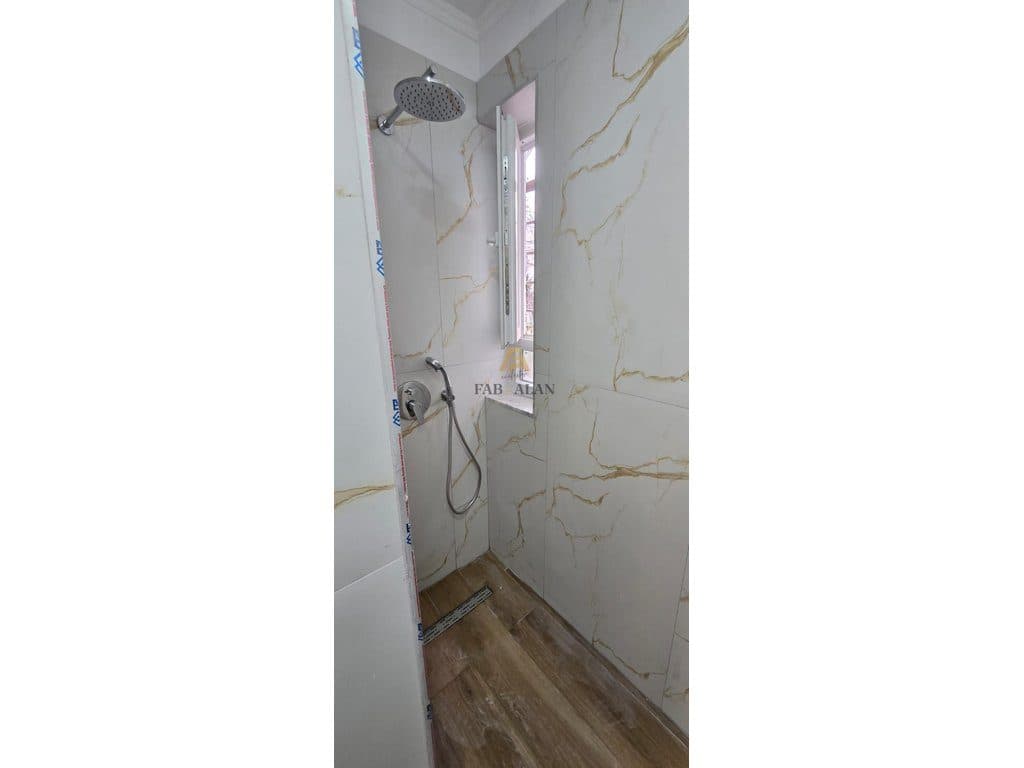 Apartament 1+1 në Shitje, Rruga Ali Demi, pranë Shkollës 1-Maj Çmimi 137,000 euro.