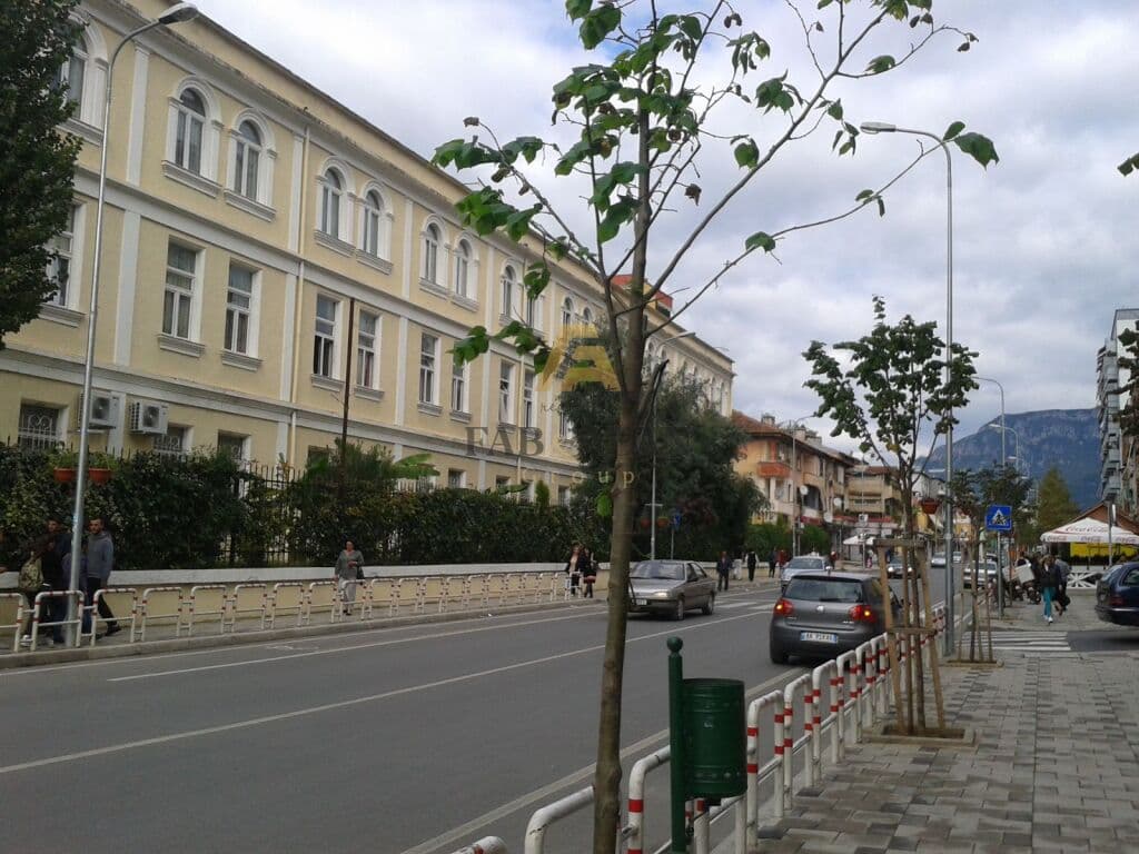 AMBJENT BIZNESI PER QERA TEK RRUGA E DIBRES MEDRESE!