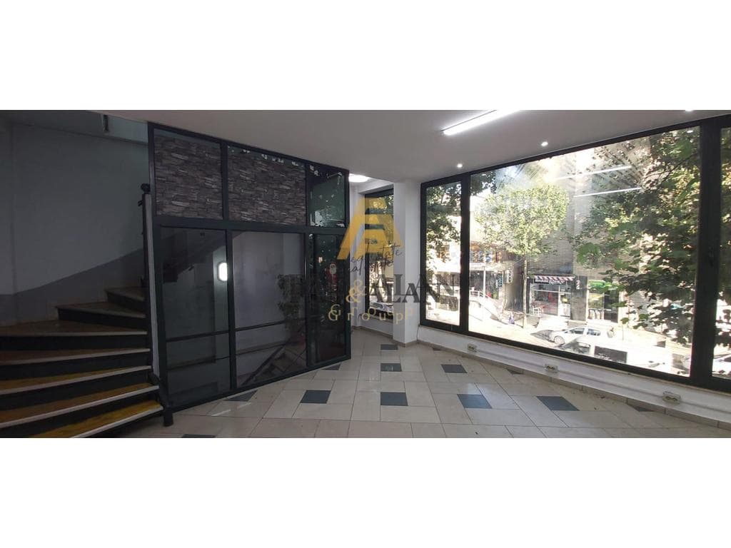 TEK KRYQEZIMI I SHKOLLES SE BASHKUAR AMBIENT BIZNESI PER QERA!