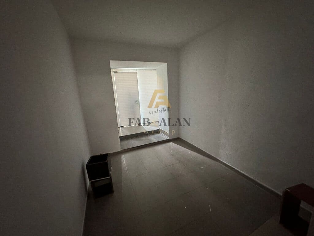 TEK RRUGA E "DURRESIT " AMBIENT ME QERA 4