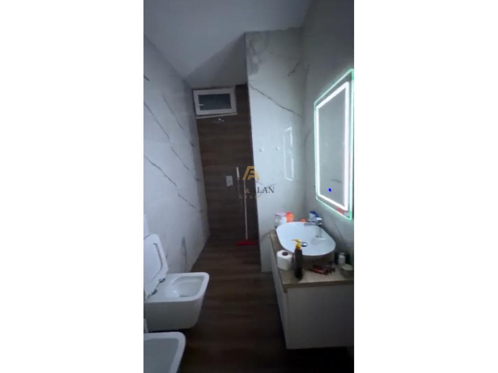 🏡 Shitet apartament 2+1+2 + postparkim, në zonën e 5 Majit. 2