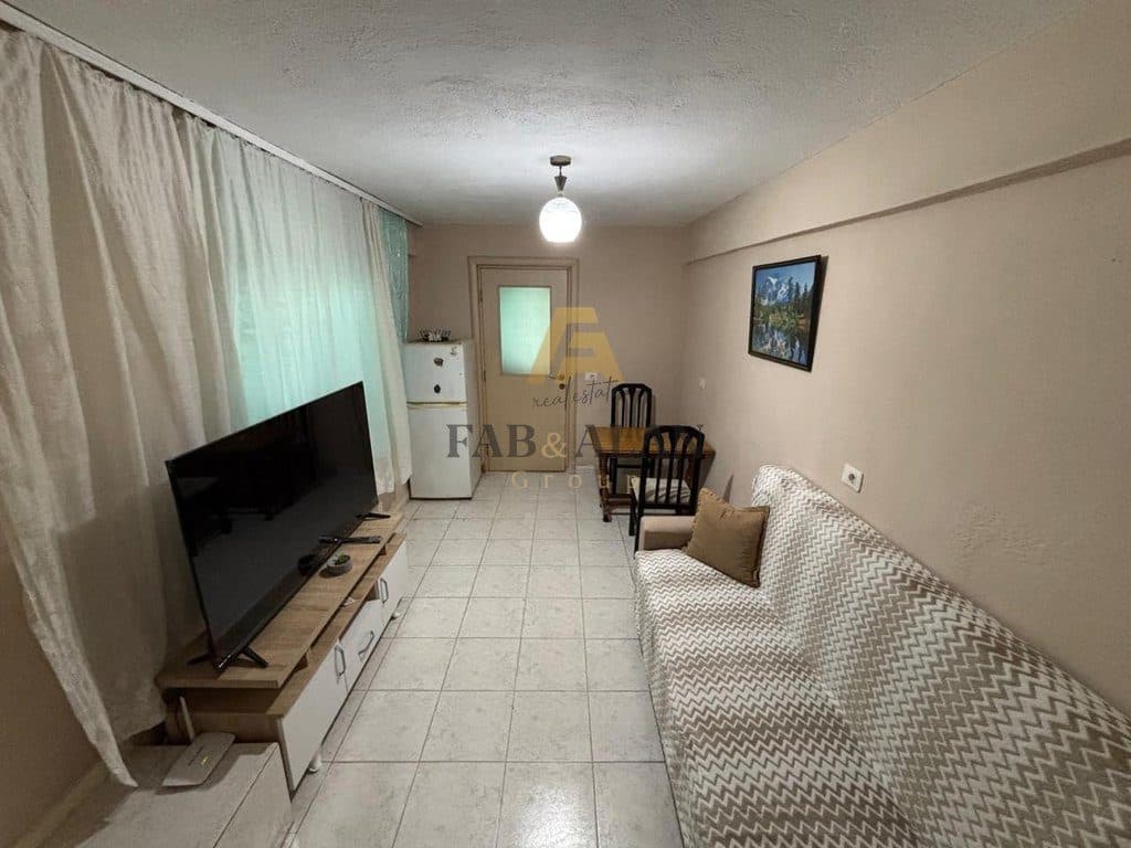 Jepet me qera apartament 1+1, sip. 70m² prane komisariatit nr.1 dhe 5 min nga Pazari i Ri 40.000 LEKE