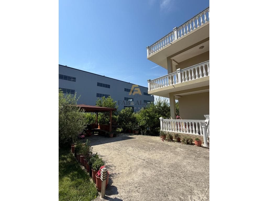 Shitet vilë private 3-katëshe me 4000 m2 toke 4