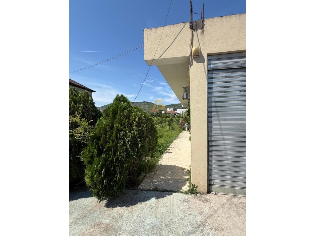 Shitet vilë private 3-katëshe me 4000 m2 toke 3