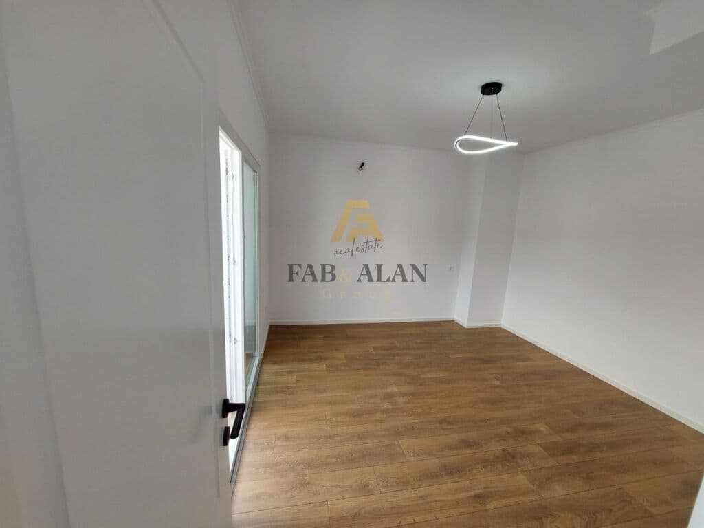 APARTAMENT 2+1+2 PER SHITJE TEK RRUGA E BARRIKADAVE! 3