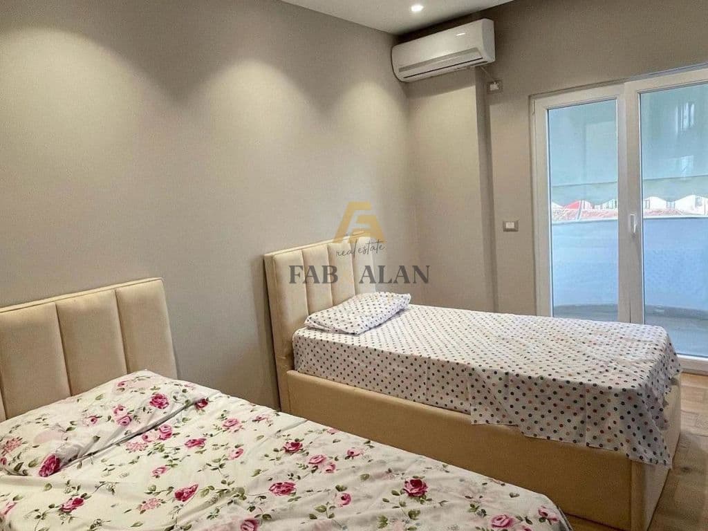 TEK RRUGA URA PRANE KINOSTUDIOS SUPER APARTAMENT PER SHITJE !