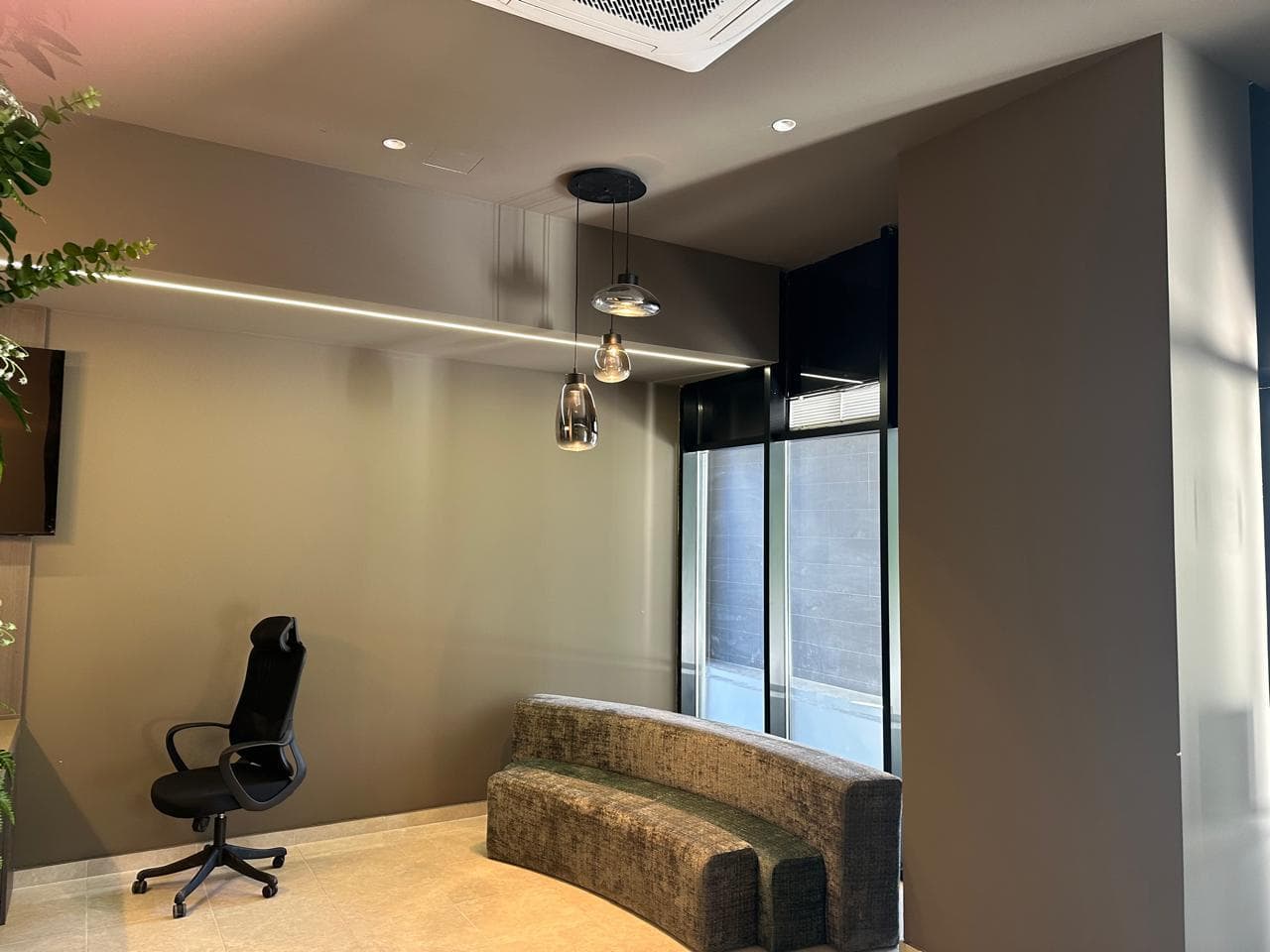Dyqan 1+1 Me Qera Ish Fusha e Aviacionit - 1400€ | 125 m²