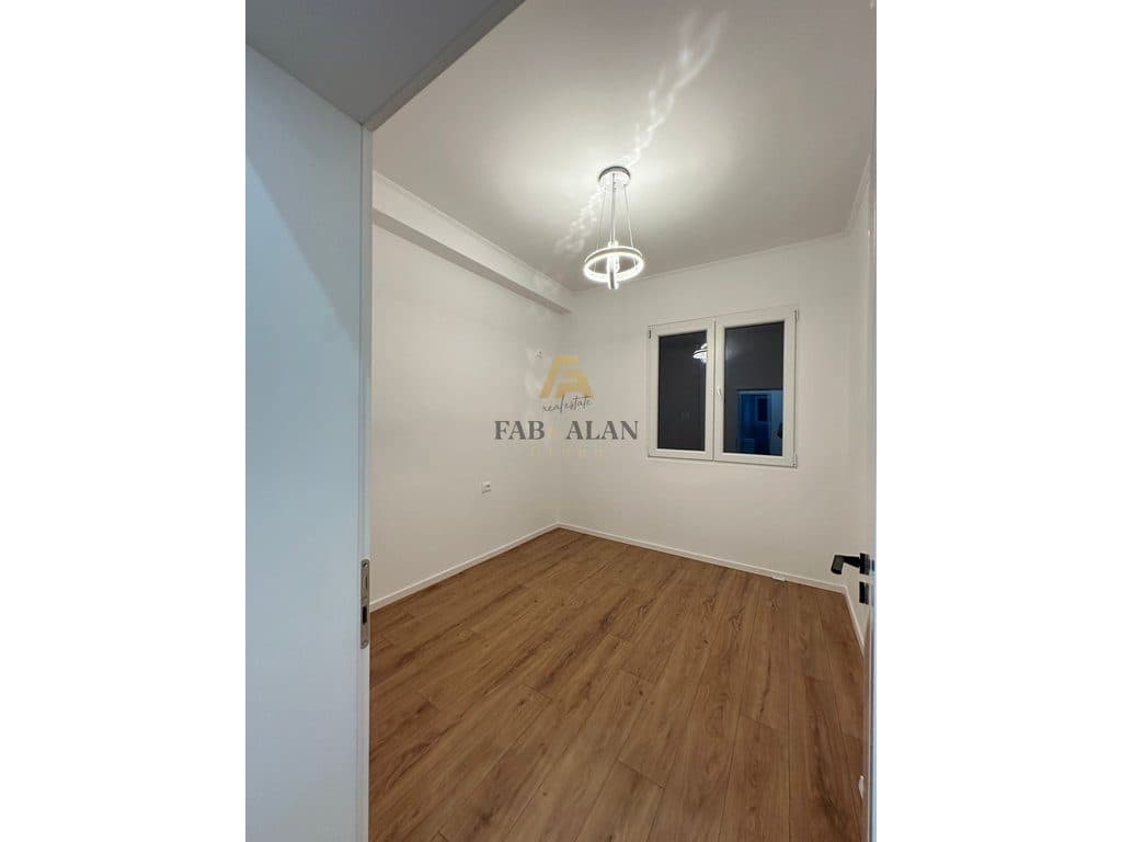 PRANE RRUGES SE DURRESIT APARTAMENT 2+1 PER SHITJE! 3