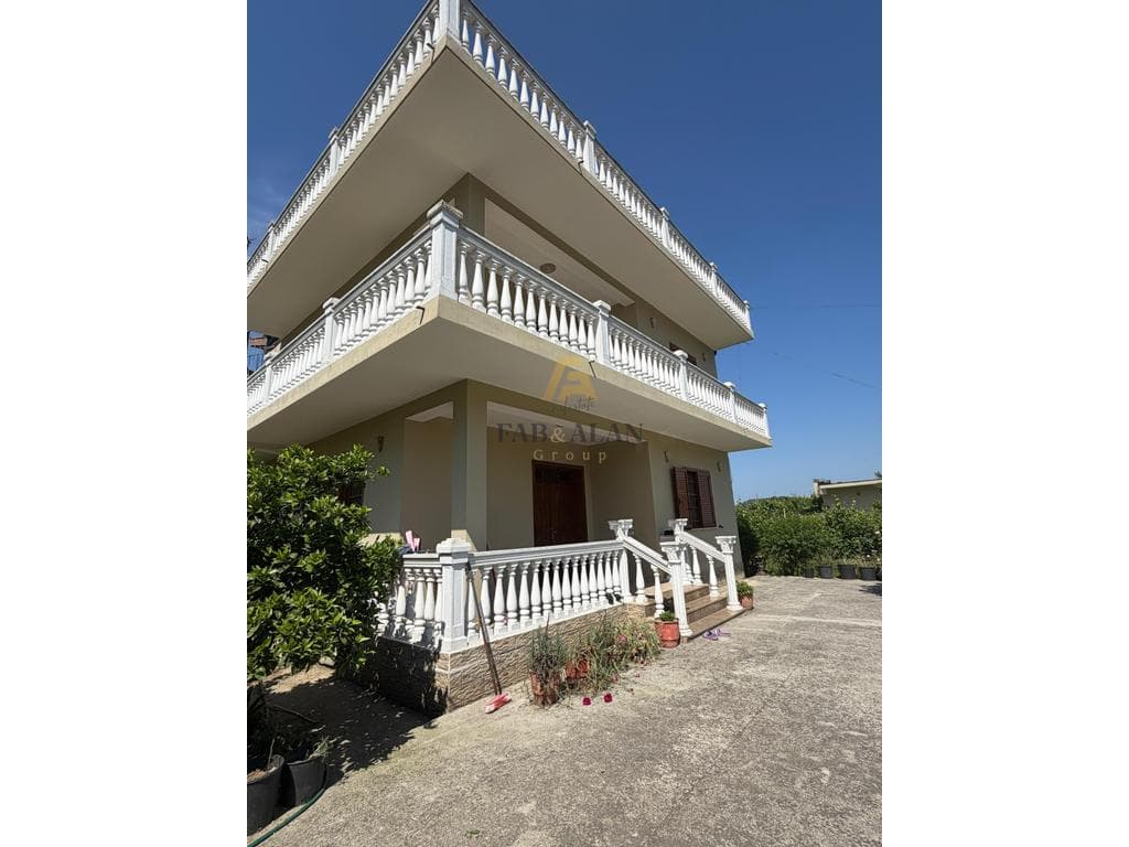 Shitet vilë private 3-katëshe me 4000 m2 toke