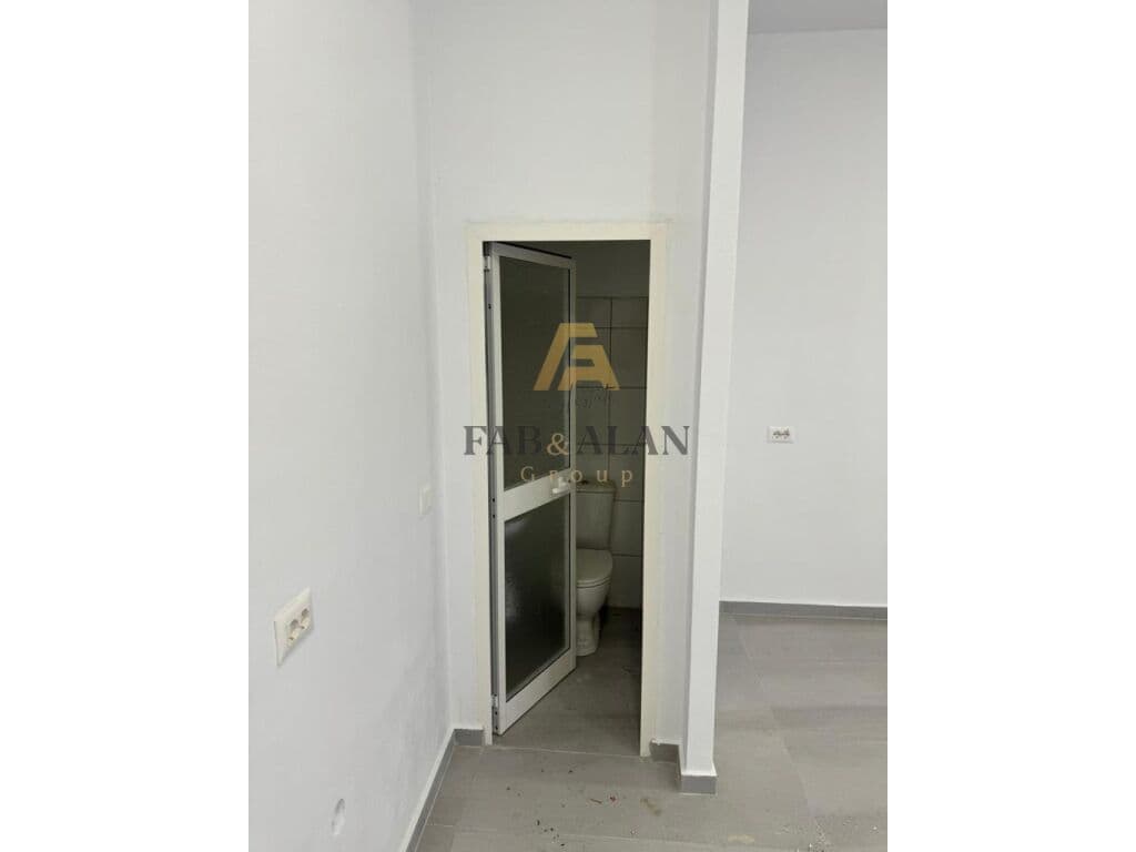 AMBIENT BIZNESI PER QERA PRANE RRUGES SE KAVAJES! 3
