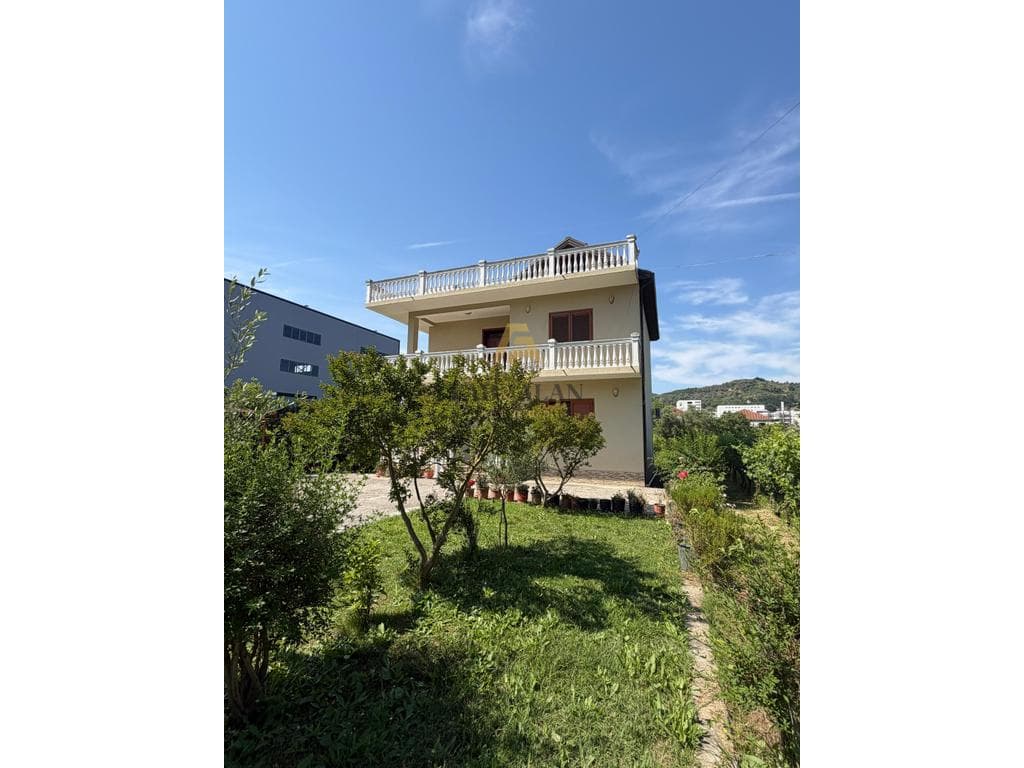 Shitet vilë private 3-katëshe me 4000 m2 toke 2