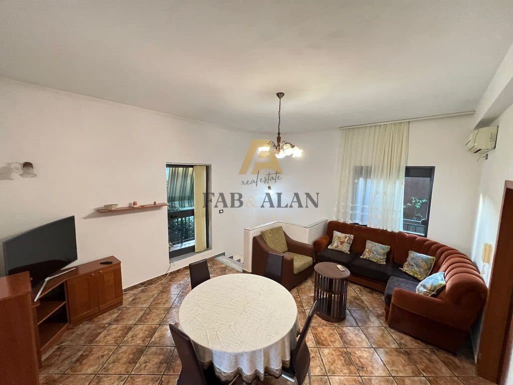 SHTEPI ME QERA - RRUGA DURRESIT, PRANE AMBASADES KINEZE
Jepet me qera 2+1+sallon ndenje, sip.97m². 2
