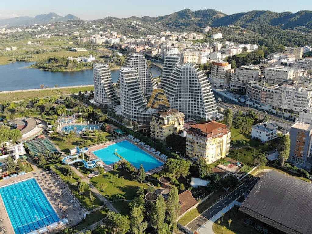 TEK "LAKE VIEW" APARTAMENT 2+1+2 PER SHITJE! 2