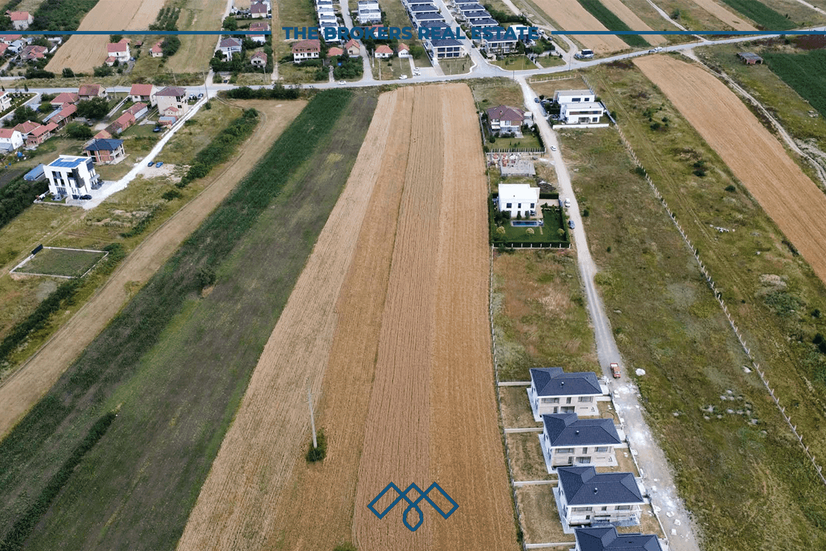 Truall në shitje 96 Ari – Çagllavicë – përballë lagjes Premiere Residence. 2