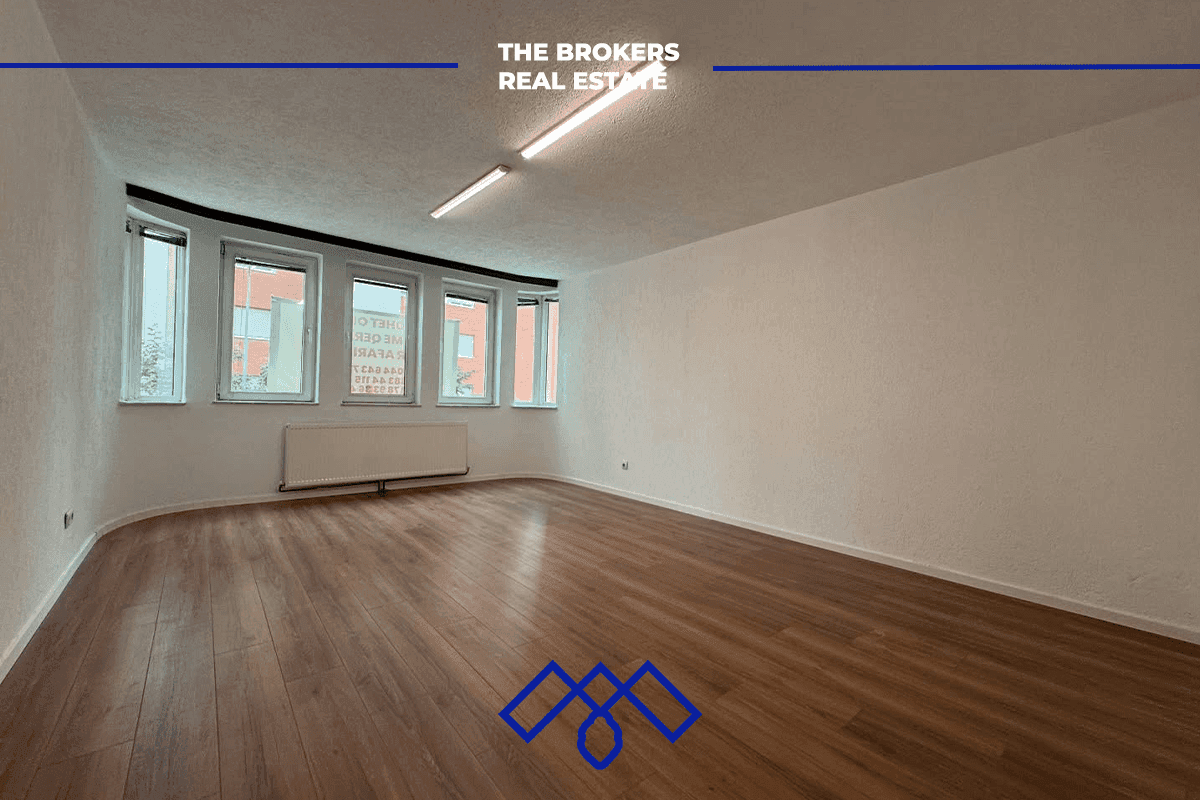 Ofrohet për qira objekt afarist 430m², i pozicionuar në rrugën kryesore Muharrem Fejza.