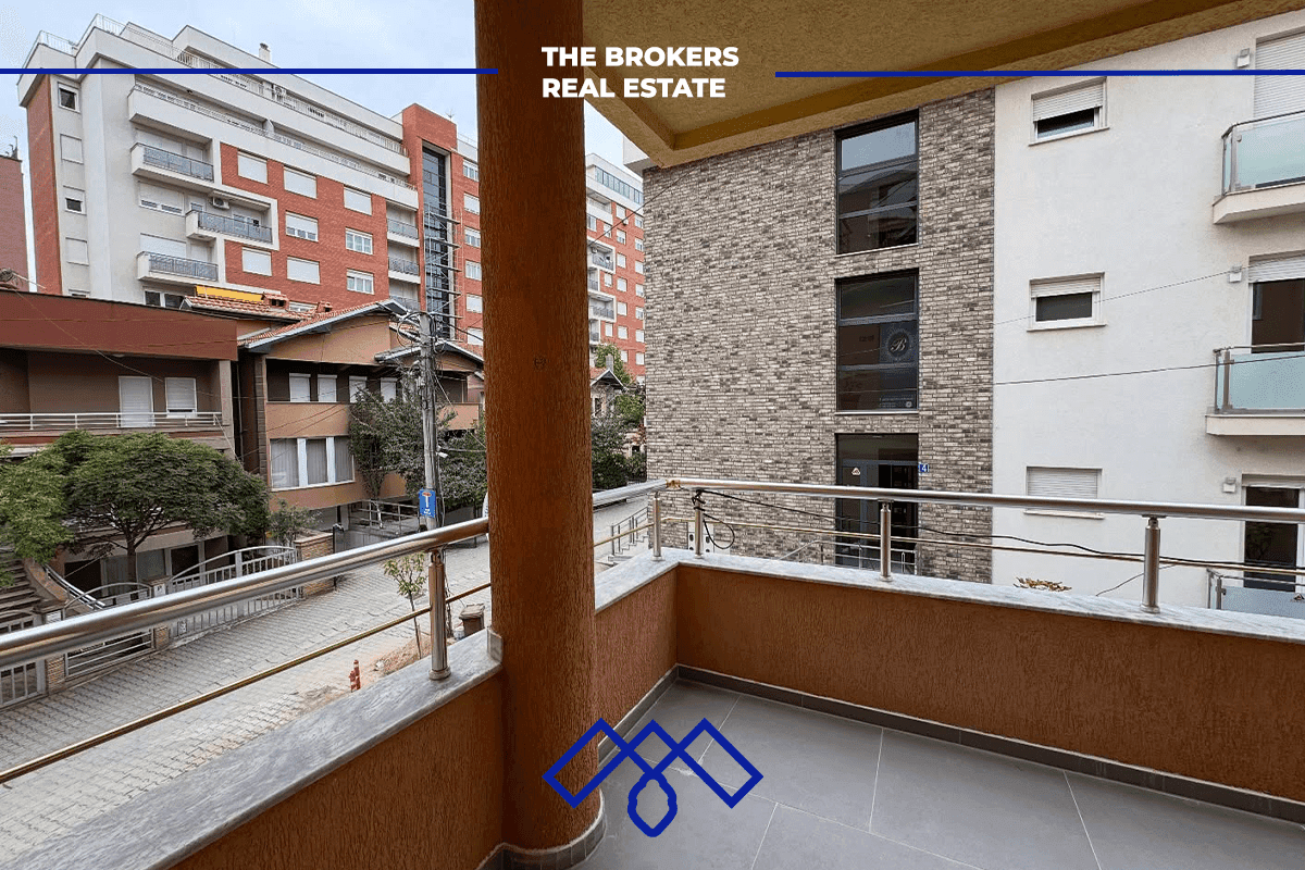 Ofrohet për qira objekt afarist 430m², i pozicionuar në rrugën kryesore Muharrem Fejza.