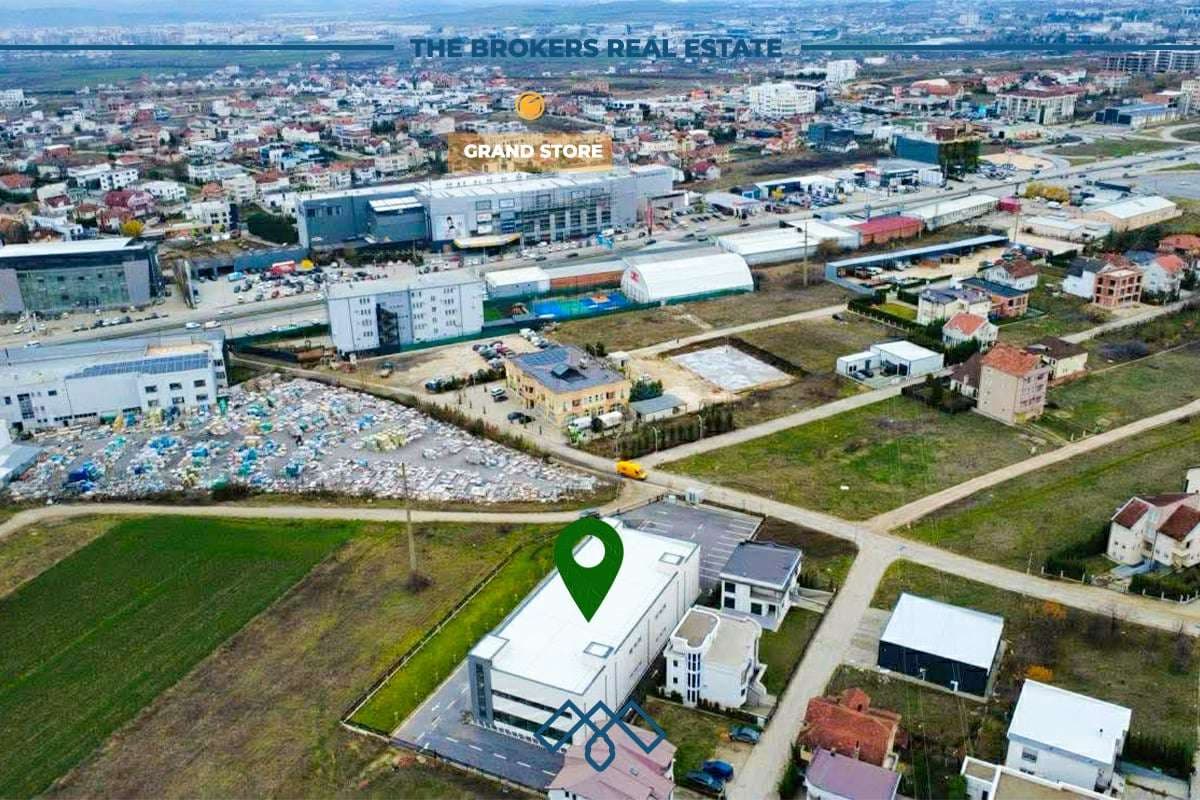 Objekt afarist 1740m² në shitje në Veternik, shtrihet në një truall prej 84 ari, në afërsi të kompleksit Fortesa Home