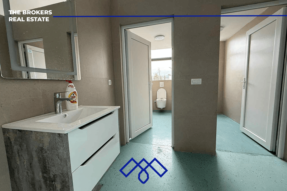 Objekt afarist 1740m² në shitje në Veternik, shtrihet në një truall prej 84 ari, në afërsi të kompleksit Fortesa Home
