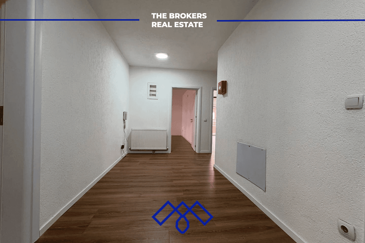 Ofrohet për qira objekt afarist 430m², i pozicionuar në rrugën kryesore Muharrem Fejza.