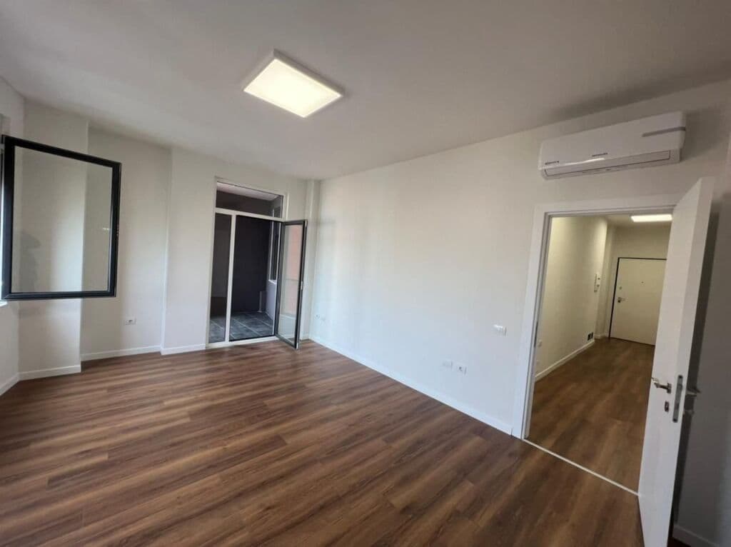 🏢 Hapësirë Zyre për Qira – Përballë Qendrës Toptani