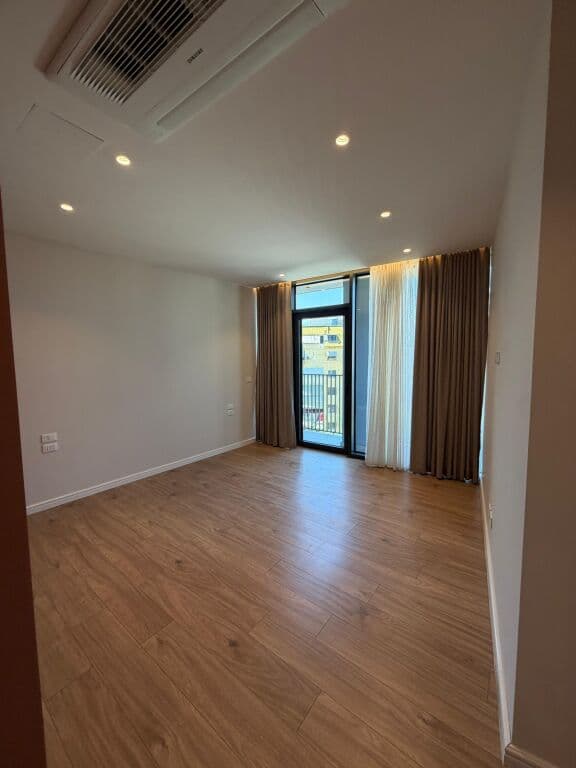 🏢 HAPËSIRË ZYRE PËR QIRA – PAMJE NGA LIQENI 3