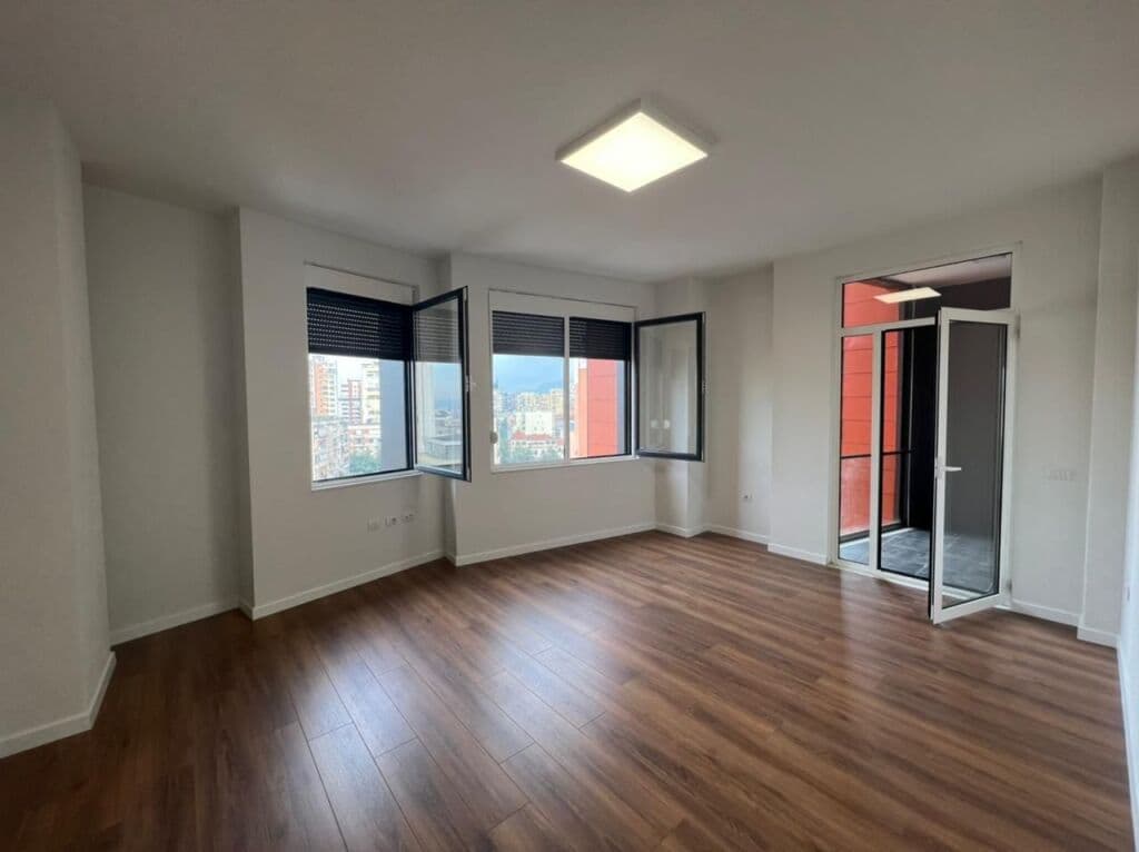 🏢 Hapësirë Zyre për Qira – Përballë Qendrës Toptani