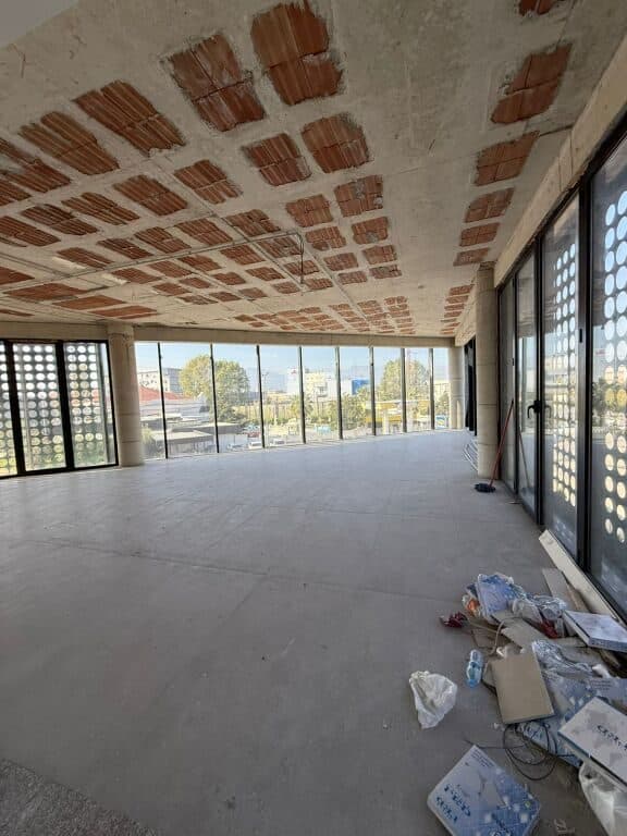 🏢 Ndërtesë Biznesi për Qira – Autostrada Tiranë–Durrës
