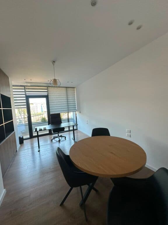 🏢 Hapësirë Zyre për Qira – Rezidenca Lake View