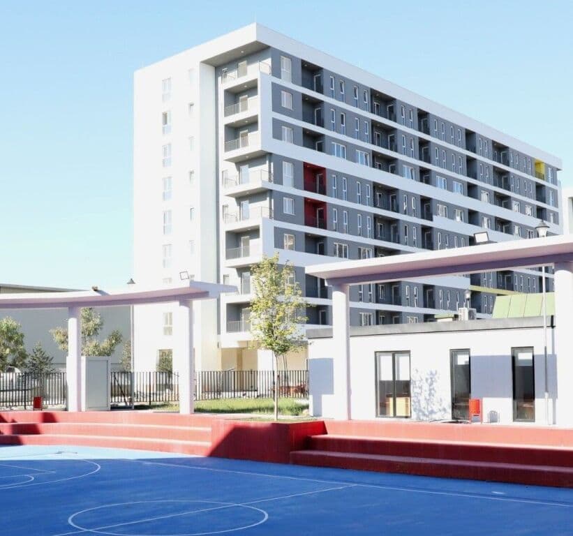 PËR SHITJE APARTAMENT 2+1+2 ME VERANDË – UNIVERS CITY