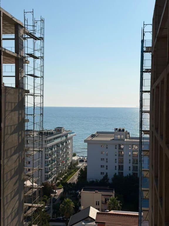 🏡🌊 APARTAMENT 2+1 PËR SHITJE ME PAMJE PANORAMIKE TË DETIT – SHTËPIA E ARTË, SHËNGJIN ✨ 3