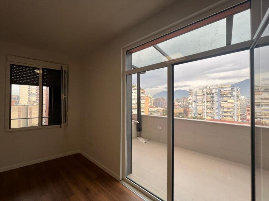 🏢 Hapësirë Zyre për Qira – Përballë Qendrës Toptani