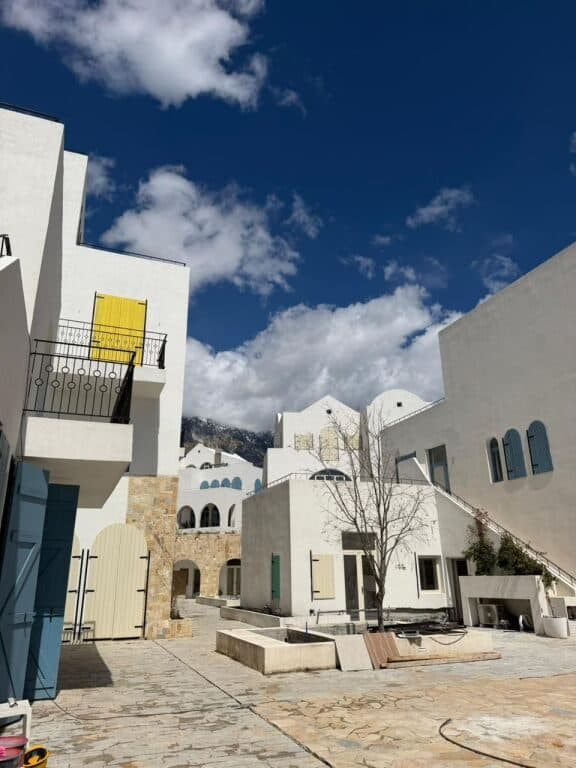 🌊 APARTAMENT 2+1 PËR SHITJE – SANTORINI RESIDENCE, DHËRMI
