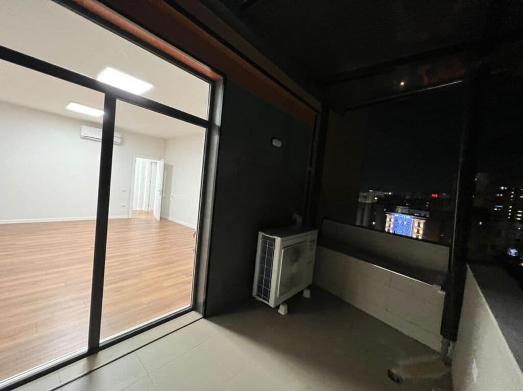 🏢 Hapësirë Zyre për Qira – Përballë Qendrës Toptani 2