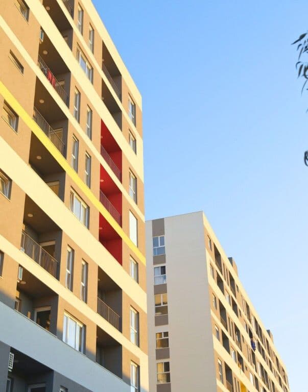 PËR SHITJE APARTAMENT 2+1+2 ME VERANDË – UNIVERS CITY 4