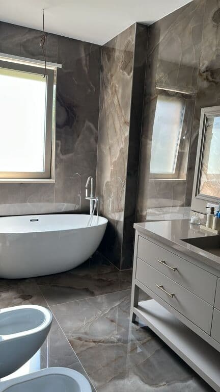 🏡 VILA LUKSOZE ME QIRA ME PISHINË – PRANË TEG 2