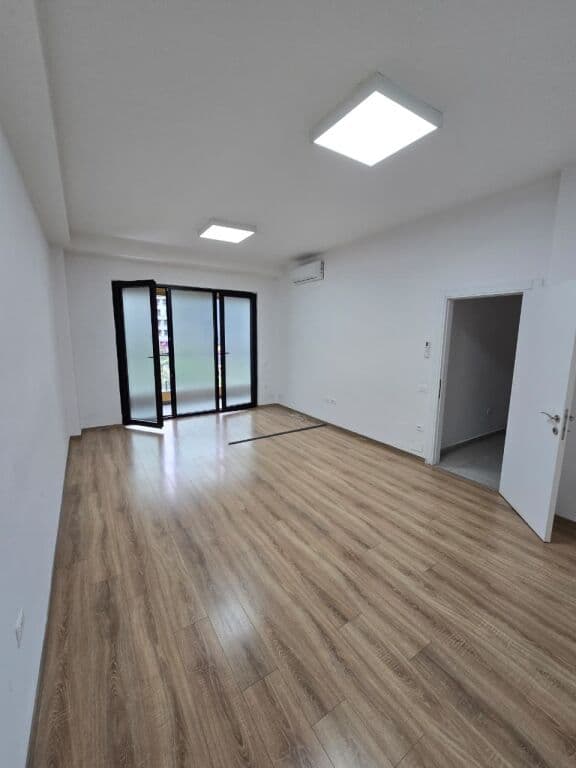 🏢 Zyrë 2+1 për Qira – Sheshi 21