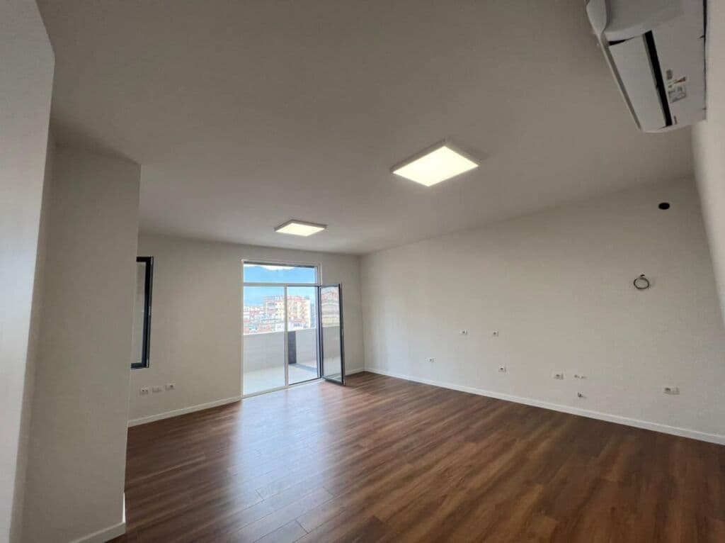 🏢 Hapësirë Zyre për Qira – Përballë Qendrës Toptani