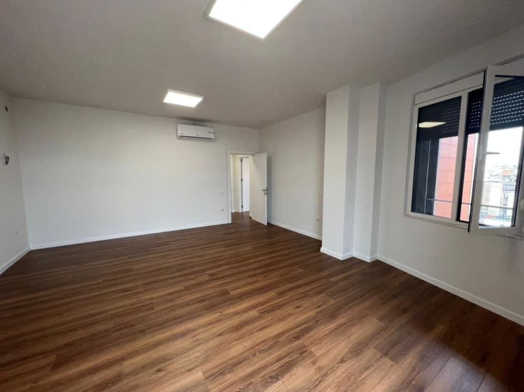 🏢 Hapësirë Zyre për Qira – Përballë Qendrës Toptani