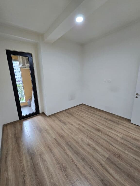 🏢 Zyrë 2+1 për Qira – Sheshi 21