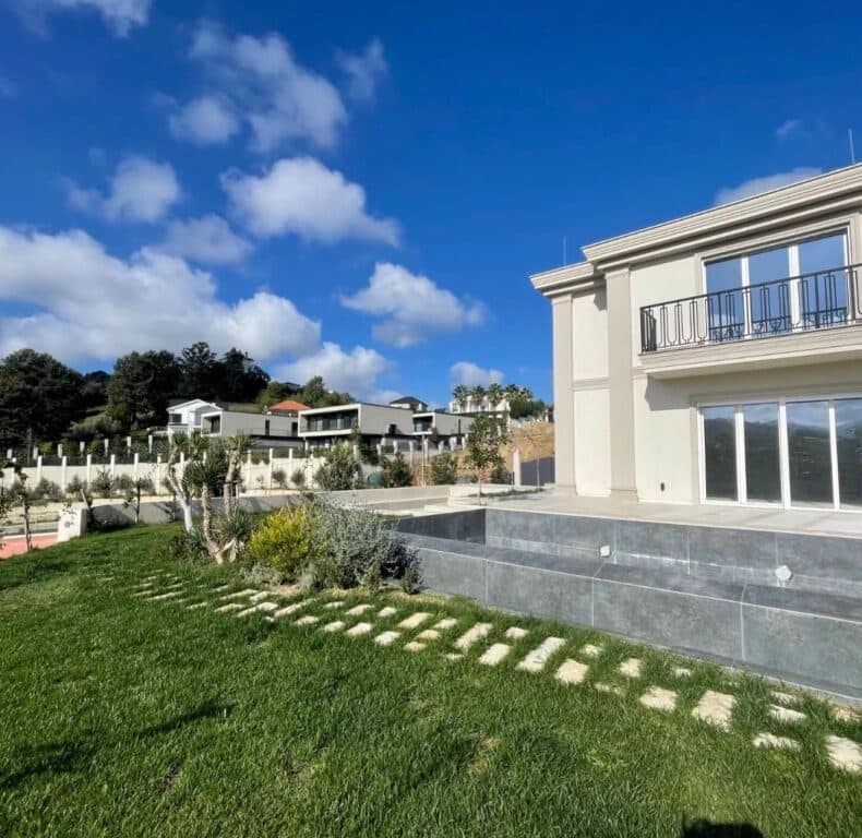 🏡 Vila Unike për Shitje me 2 Pishina – Mjull-Bathore