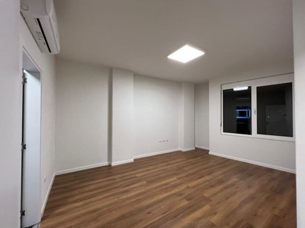 🏢 Hapësirë Zyre për Qira – Përballë Qendrës Toptani 3