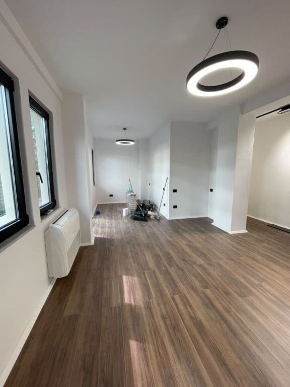 🏢 PËR QIRA | ZYRA 2+1 – PRANË SQUARE 21