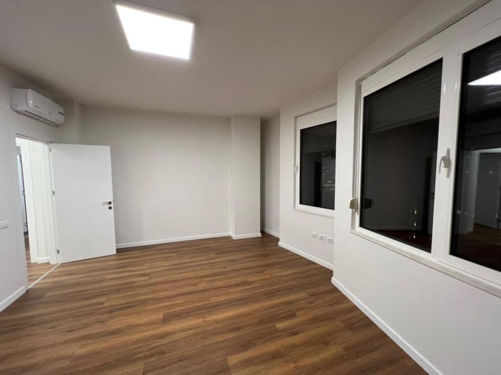 🏢 Hapësirë Zyre për Qira – Përballë Qendrës Toptani