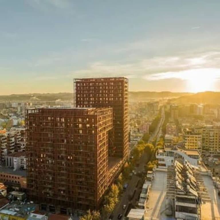 🏢 DYQAN PREMIUM ME QIRA – Ndërtesa Tirana Garden
