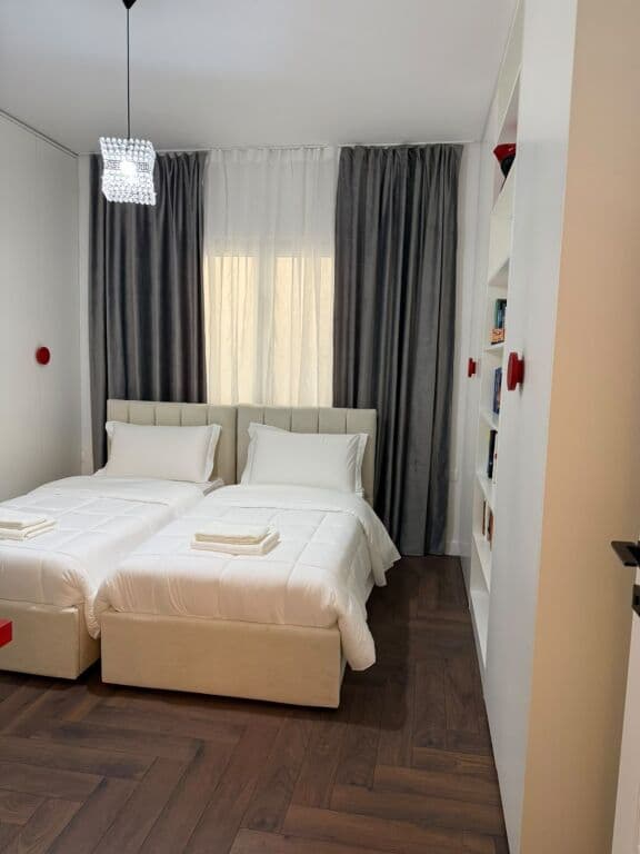 🏡✨ PËR QIRA | 2+1 + VERANDA – 5 MAJI 3