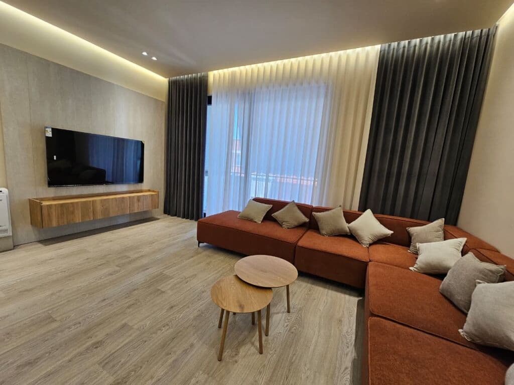 🏡 PËR QIRA | APARTAMENT LUKSOZ 2+1+2 + VEND PARKIMI