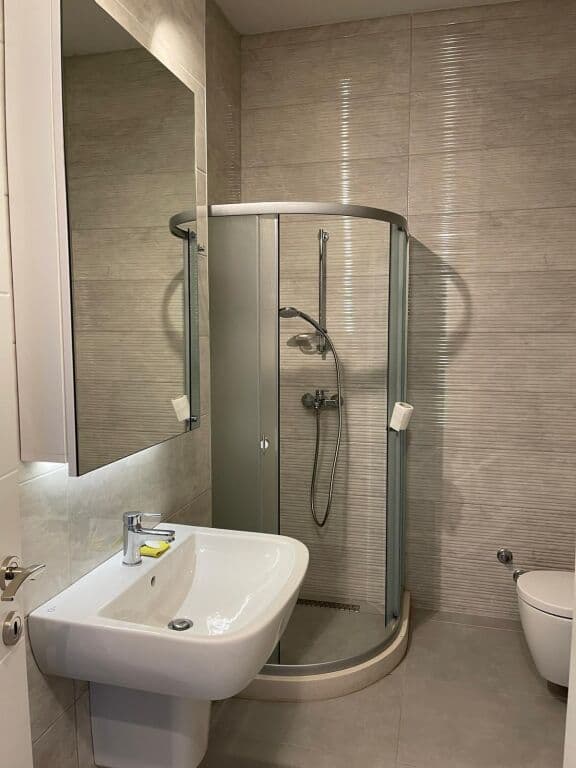 🏡 Apartament 1+1 për Shitje 📍 Perla Residence – Gjiri i Lalzit 2
