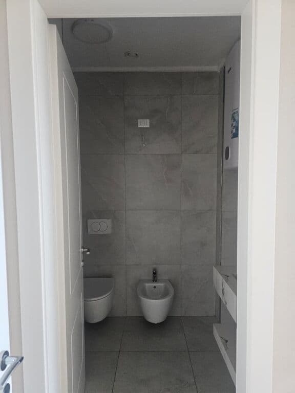 🏢 PËR QIRA | HAPËSIRË ZYRE – LAKE VIEW RESIDENCE