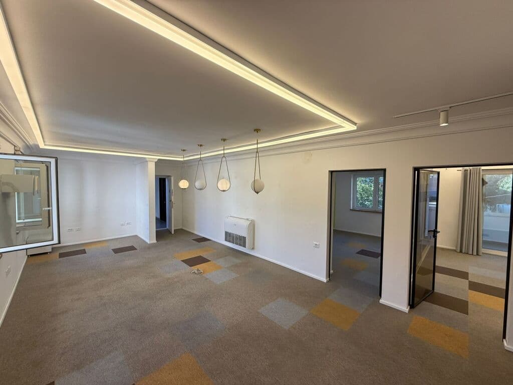 📌 ZYRA ME QIRA – ZOGU I ZI, TIRANË